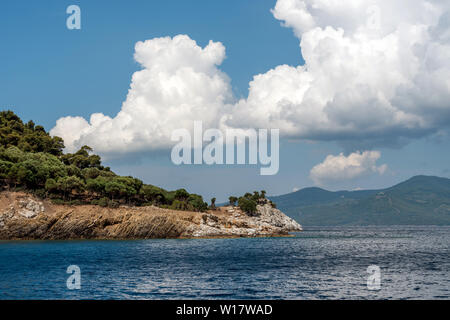 Paesaggio con la spiaggia e il mare e il bel nuvole nel cielo blu Foto Stock