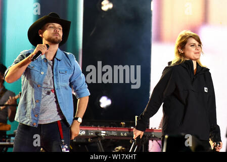 Ottawa, Canada - 30 Giugno 2019: Brett Kissel e Coeur de pirate eseguire durante le prove per il Canada Day celebrazione prestazioni sulla Collina del Parlamento prevista per il giorno successivo. Le prove sono aperte al pubblico. Foto Stock