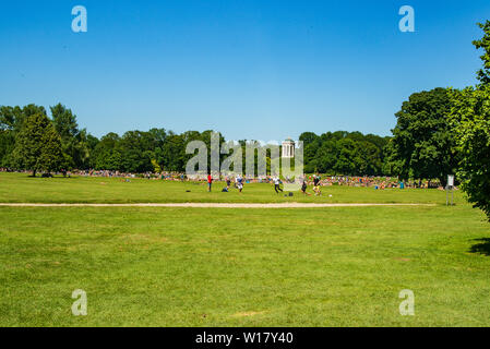 Monaco di Baviera,Germany-June 28,2019: folla gregge al Parco Englischer Garten di Monaco di Baviera godendo il caldo Foto Stock