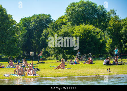 Monaco di Baviera,Germany-June 28,2019: folla gregge al Parco Englischer Garten di Monaco di Baviera godendo il caldo Foto Stock