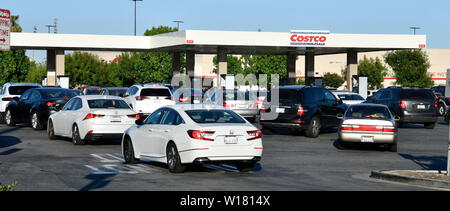 Centinaia di Socal driver tenta di salvare il denaro in quanto attendere fino a 45 min in linea ad un Costco gas station in Van Nuys, CA. Domenica pomeriggio tardi il 30 giugno 2019. Un nuovo a 6 centesimi per litro di imposta gas prende effetto statewide il 1 luglio. Che porta il gas totale imposta in California per 61,8 centesimi di un gallone, il più alto della nazione.L'aumento è parte di SB 1, legislazione che è stato firmato in legge nel 2017.La misura è previsto per portare in alcuni $54 miliardi di euro di entrate statali per il prossimo decennio, fondi che dovrebbero pagare per strada e riparazione ponte.Foto da Gene Blevins/ZumaPress (credito Immagine: © gen. Foto Stock