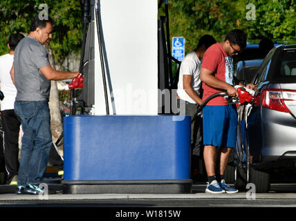 Centinaia di Socal driver tenta di salvare il denaro in quanto attendere fino a 45 min in linea ad un Costco gas station in Van Nuys, CA. Domenica pomeriggio tardi il 30 giugno 2019. Un nuovo a 6 centesimi per litro di imposta gas prende effetto statewide il 1 luglio. Che porta il gas totale imposta in California per 61,8 centesimi di un gallone, il più alto della nazione.L'aumento è parte di SB 1, legislazione che è stato firmato in legge nel 2017.La misura è previsto per portare in alcuni $54 miliardi di euro di entrate statali per il prossimo decennio, fondi che dovrebbero pagare per strada e riparazione ponte.Foto da Gene Blevins/ZumaPress (credito Immagine: © gen. Foto Stock