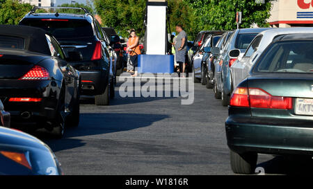 Centinaia di Socal driver tenta di salvare il denaro in quanto attendere fino a 45 min in linea ad un Costco gas station in Van Nuys, CA. Domenica pomeriggio tardi il 30 giugno 2019. Un nuovo a 6 centesimi per litro di imposta gas prende effetto statewide il 1 luglio. Che porta il gas totale imposta in California per 61,8 centesimi di un gallone, il più alto della nazione.L'aumento è parte di SB 1, legislazione che è stato firmato in legge nel 2017.La misura è previsto per portare in alcuni $54 miliardi di euro di entrate statali per il prossimo decennio, fondi che dovrebbero pagare per strada e riparazione ponte.Foto da Gene Blevins/ZumaPress (credito Immagine: © gen. Foto Stock