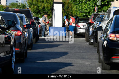 Centinaia di Socal driver tenta di salvare il denaro in quanto attendere fino a 45 min in linea ad un Costco gas station in Van Nuys, CA. Domenica pomeriggio tardi il 30 giugno 2019. Un nuovo a 6 centesimi per litro di imposta gas prende effetto statewide il 1 luglio. Che porta il gas totale imposta in California per 61,8 centesimi di un gallone, il più alto della nazione.L'aumento è parte di SB 1, legislazione che è stato firmato in legge nel 2017.La misura è previsto per portare in alcuni $54 miliardi di euro di entrate statali per il prossimo decennio, fondi che dovrebbero pagare per strada e riparazione ponte.Foto da Gene Blevins/ZumaPress (credito Immagine: © gen. Foto Stock