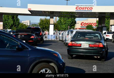 Centinaia di Socal driver tenta di salvare il denaro in quanto attendere fino a 45 min in linea ad un Costco gas station in Van Nuys, CA. Domenica pomeriggio tardi il 30 giugno 2019. Un nuovo a 6 centesimi per litro di imposta gas prende effetto statewide il 1 luglio. Che porta il gas totale imposta in California per 61,8 centesimi di un gallone, il più alto della nazione.L'aumento è parte di SB 1, legislazione che è stato firmato in legge nel 2017.La misura è previsto per portare in alcuni $54 miliardi di euro di entrate statali per il prossimo decennio, fondi che dovrebbero pagare per strada e riparazione ponte.Foto da Gene Blevins/ZumaPress (credito Immagine: © gen. Foto Stock