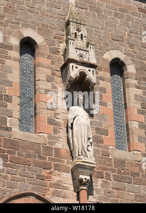 Statua della regina Victoria sulla facciata di Congleton town hall, Cheshire, Inghilterra, Regno Unito Foto Stock