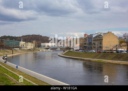 VILNIUS, Lituania - 11 Aprile 2019 : vista da Mindaugas ponte sul fiume Foto Stock