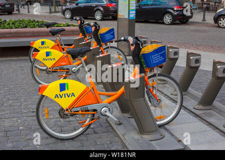 Vilnius, Lituania - 11 Aprile 2019: biciclette in Piazza del Municipio Foto Stock