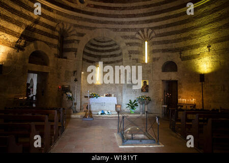 Interno della Cappella di Montesiepi a Chiusdino. Toscana, Italia. Foto Stock