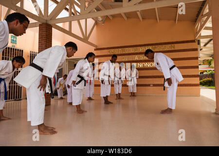 Sensei Carlos Martinez (a destra) è insegnamento Okinawense Gojo Ryu Karate in Penonome, Cocle Affitto provincia, Repubblica di Panama. La scuola di karate era guidata dal Sensei Carlos Martinez, scomparso in febbraio, 2017. Sensei Carlos è a destra dell'immagine. La scuola è stata una parte della IOGKF, Internazionale di Okinawa Goju Ryu Karate federazione. Ottobre, 2013. Foto Stock