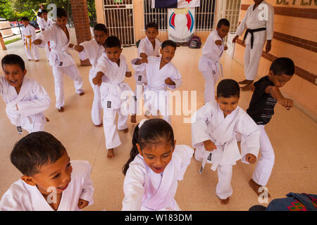 Okinawense Gojo Ryu Karate in Penonome, Cocle Affitto provincia, Repubblica di Panama. La scuola di karate era guidata dal Sensei Carlos Martinez, scomparso in febbraio, 2017. La scuola è stata una parte della IOGKF, Internazionale di Okinawa Goju Ryu Karate federazione. Ottobre, 2013. Foto Stock