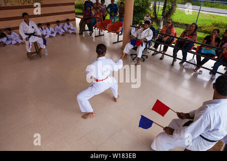 Okinawense Gojo Ryu Karate in Penonome, Cocle Affitto provincia, Repubblica di Panama. La scuola di karate era guidata dal Sensei Carlos Martinez, scomparso in febbraio, 2017. La scuola è stata una parte della IOGKF, Internazionale di Okinawa Goju Ryu Karate federazione. Ottobre, 2013. Foto Stock