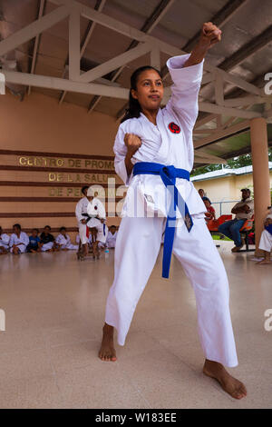 Okinawense Gojo Ryu Karate in Penonome, Cocle Affitto provincia, Repubblica di Panama. La scuola di karate era guidata dal Sensei Carlos Martinez, scomparso in febbraio, 2017. La scuola è stata una parte della IOGKF, Internazionale di Okinawa Goju Ryu Karate federazione. Ottobre, 2013. Foto Stock