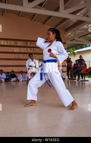 Okinawense Gojo Ryu Karate in Penonome, Cocle Affitto provincia, Repubblica di Panama. La scuola di karate era guidata dal Sensei Carlos Martinez, scomparso in febbraio, 2017. La scuola è stata una parte della IOGKF, Internazionale di Okinawa Goju Ryu Karate federazione. Ottobre, 2013. Foto Stock