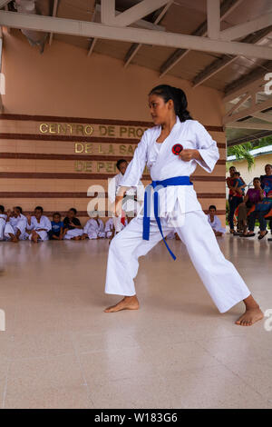 Okinawense Gojo Ryu Karate in Penonome, Cocle Affitto provincia, Repubblica di Panama. La scuola di karate era guidata dal Sensei Carlos Martinez, scomparso in febbraio, 2017. La scuola è stata una parte della IOGKF, Internazionale di Okinawa Goju Ryu Karate federazione. Ottobre, 2013. Foto Stock