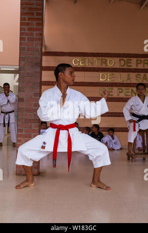 Okinawense Gojo Ryu Karate in Penonome, Cocle Affitto provincia, Repubblica di Panama. La scuola di karate era guidata dal Sensei Carlos Martinez, scomparso in febbraio, 2017. La scuola è stata una parte della IOGKF, Internazionale di Okinawa Goju Ryu Karate federazione. Ottobre, 2013. Foto Stock