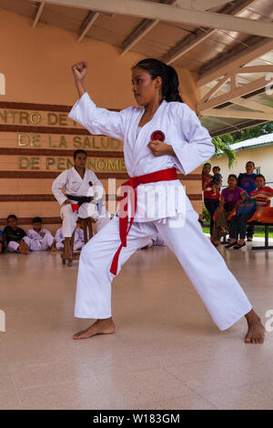 Okinawense Gojo Ryu Karate in Penonome, Cocle Affitto provincia, Repubblica di Panama. La scuola di karate era guidata dal Sensei Carlos Martinez, scomparso in febbraio, 2017. La scuola è stata una parte della IOGKF, Internazionale di Okinawa Goju Ryu Karate federazione. Ottobre, 2013. Foto Stock