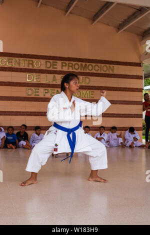 Okinawense Gojo Ryu Karate in Penonome, Cocle Affitto provincia, Repubblica di Panama. La scuola di karate era guidata dal Sensei Carlos Martinez, scomparso in febbraio, 2017. La scuola è stata una parte della IOGKF, Internazionale di Okinawa Goju Ryu Karate federazione. Ottobre, 2013. Foto Stock