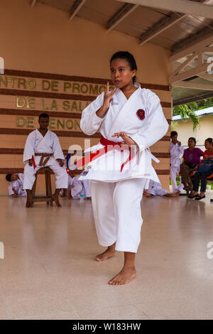 Okinawense Gojo Ryu Karate in Penonome, Cocle Affitto provincia, Repubblica di Panama. La scuola di karate era guidata dal Sensei Carlos Martinez, scomparso in febbraio, 2017. La scuola è stata una parte della IOGKF, Internazionale di Okinawa Goju Ryu Karate federazione. Ottobre, 2013. Foto Stock