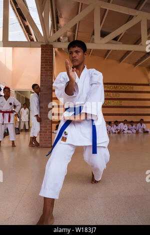 Okinawense Gojo Ryu Karate in Penonome, Cocle Affitto provincia, Repubblica di Panama. La scuola di karate era guidata dal Sensei Carlos Martinez, scomparso in febbraio, 2017. La scuola è stata una parte della IOGKF, Internazionale di Okinawa Goju Ryu Karate federazione. Ottobre, 2013. Foto Stock