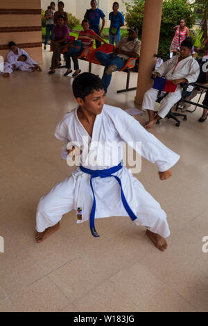 Okinawense Gojo Ryu Karate in Penonome, Cocle Affitto provincia, Repubblica di Panama. La scuola di karate era guidata dal Sensei Carlos Martinez, scomparso in febbraio, 2017. La scuola è stata una parte della IOGKF, Internazionale di Okinawa Goju Ryu Karate federazione. Ottobre, 2013. Foto Stock