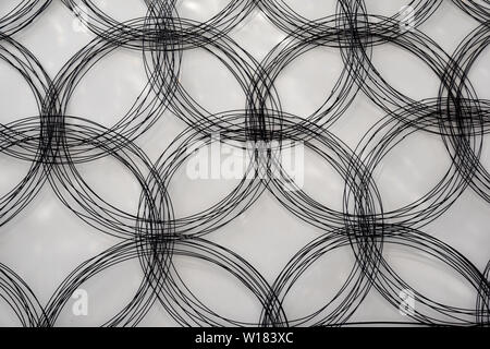 Abstract design in acciaio tri-circle art design contro la parete. Un bel collage Foto Stock