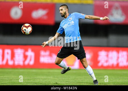 Calcistica belga Yannick giocatore Ferreira Carrasco di Dalian Yifang dribbling contro Pechino Renhe nel loro quindicesimo round corrispondere durante il 2019 Chinese Football Association Super League (CSL) a Pechino in Cina, 29 giugno 2019. Dalian Yifang sconfitto Pechino Renhe 3-1. Foto Stock