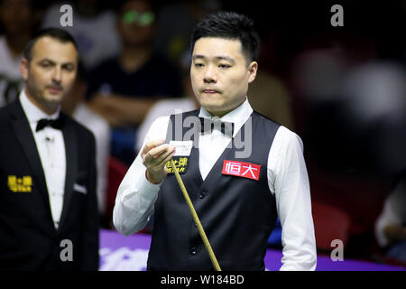 Ding Junhui della Cina un chalks spunto come egli ritiene che un colpo di Hong Kong nel quarterfinal match durante il Beverly 2019 Snooker di Coppa del Mondo a Wuxi, Cina orientale della provincia di Jiangsu, 29 giugno 2019. La Cina un sconfitto Hong Kong 4-0. Foto Stock