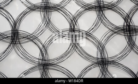 Abstract design in acciaio tri-circle art design contro la parete. Un bel collage Foto Stock