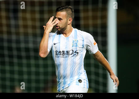 Israeli-Arab giocatore di football Dia Saba di Guangzhou R&F celebra dopo il punteggio contro l Henan Jianye nel loro quindicesimo round corrispondere durante il 2019 Chinese Football Association Super League (CSL) nella città di Guangzhou, Cina del sud della provincia di Guangdong, 29 giugno 2019. Guangzhou R&F sconfitto Henan Jianye 2-0. Foto Stock