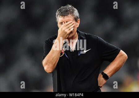 Head Coach Juan Ramon Lopez Caro di Shenzhen F.C. reagisce come egli guarda i suoi giocatori in competizione contro Shanghai SIPG nel loro quindicesimo round corrispondere durante il 2019 Chinese Football Association Super League (CSL) nella città di Shenzhen, Cina del sud della provincia di Guangdong, 30 giugno 2019. Shanghai SIPG sconfitto Shenzhen F.C. 1-0. Foto Stock