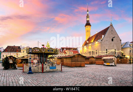 Tallin Natale. Decorazione di Natale la piazza del Municipio di Tallin Foto Stock