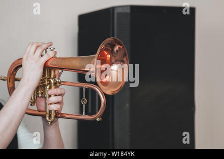 Musica dal vivo di sfondo, flicorno in trumpeter mani, close-up foto con messa a fuoco selettiva Foto Stock
