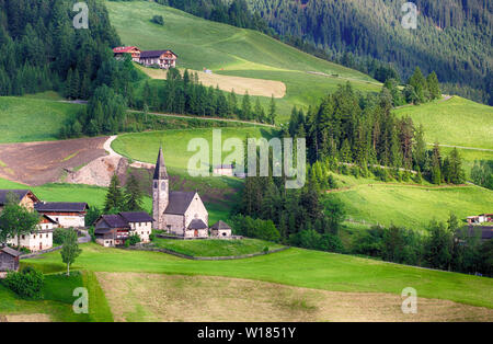Santa Maddalena chiesa in Dolomiti italiane Alpi, Odle, paesaggio a molla Foto Stock