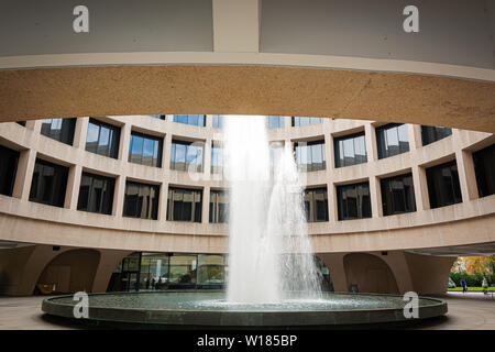 Washington D.C., USA, ottobre 2016: uno spruzzo di acqua dalla fontana all'interno del cortile del Museo Hirshhorn a Washington D.C. Foto Stock