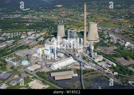 VISTA AEREA. Grande centrale termica a carbone. Con un'altezza di 297m, questo è il camino più alto della Francia (dal 2019). Gardanne, Provenza, Francia. Foto Stock