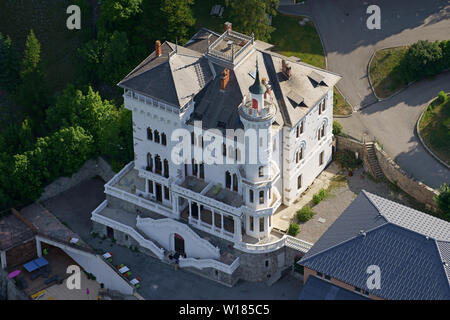 VISTA AEREA. Grande villa costruita all'inizio del 1900s, elencata nel registro dei monumenti storici. Château des Magnans, Jausiers, Francia. Foto Stock