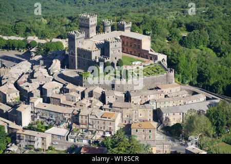 VISTA AEREA. Castello medievale di Torre Alfina che incorona il borgo antico. Provincia di Viterbo, Lazio, Italia. Foto Stock