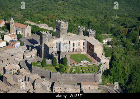 VISTA AEREA. Castello medievale di Torre Alfina che incorona il borgo antico. Provincia di Viterbo, Lazio, Italia. Foto Stock