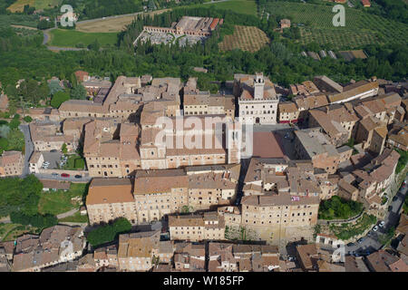 VISTA AEREA. Il municipio e altri edifici storici intorno a Piazza Grande nella città di Montepulciano. Provincia di Siena, Toscana, Italia. Foto Stock