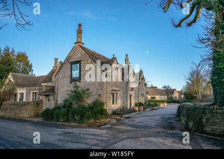 Il Royal Oak public house nel villaggio Costwold di Leighterton, Gloucestershire, Regno Unito Foto Stock