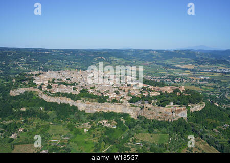 VISTA AEREA. Città medievale costruita su una mesa di roccia vulcanica. Orvieto, Provincia di Terni, Umbria, Italia. Foto Stock