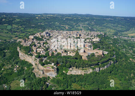 VISTA AEREA. Città medievale costruita su una mesa di roccia vulcanica. Orvieto, Provincia di Terni, Umbria, Italia. Foto Stock