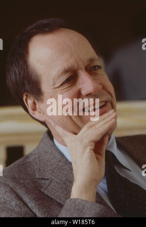 George Roy Hill, amerikanischer Fllmregisseur, bei einem intervista, Deutschland ca. 1985. Film americano direttore George Roy Hill durante un'intervista, Germania ca. 1985. Foto Stock