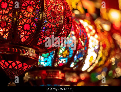 Luce orientali lampade, bazar viaggi di sfondo del Marocco Foto Stock