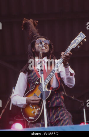 David cerve, Sänger und Gitarrist der britischen Reggae Band " acciaio " di impulso, bei einem Konzert, Deutschland ca. 1985. Il cantante e chitarrista David cerve del British reggae band " acciaio " Impulsi di eseguire dal vivo sul palco in Germania, ca. 1985. Foto Stock