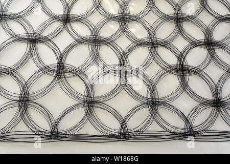 Abstract design in acciaio tri-circle art design contro la parete. Un bel collage Foto Stock