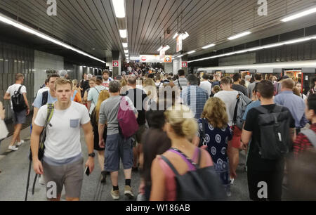 Praga, Repubblica Ceca. 01 Luglio, 2019. Pendolari sono affollate a Prazskeho povstani stazione della metropolitana lunedì 1 luglio, 2019, come operazione tra la linea C della metropolitana di Prazskeho povstani-sezione di Kacerov è stata sospesa dal 29 giugno fino al 6 luglio sulla sostituzione della rampa di traversine trasporto forniti dagli autobus. Credito: Sarka Mrazova/CTK foto/Alamy Live News Foto Stock