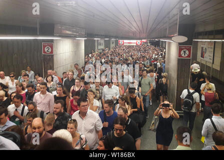 Pendolari sono affollate a Prazskeho povstani stazione della metropolitana lunedì 1 luglio, 2019, come operazione tra la linea C della metropolitana di Prazskeho povstani-sezione di Kacerov è stata sospesa dal 29 giugno fino al 6 luglio sulla sostituzione della rampa di traversine trasporto forniti dagli autobus. (CTK foto/Sarka Mrazova) Foto Stock