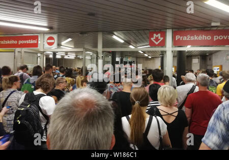 Pendolari sono affollate a Prazskeho povstani stazione della metropolitana lunedì 1 luglio, 2019, come operazione tra la linea C della metropolitana di Prazskeho povstani-sezione di Kacerov è stata sospesa dal 29 giugno fino al 6 luglio sulla sostituzione della rampa di traversine trasporto forniti dagli autobus. (CTK foto/Sarka Mrazova) Foto Stock